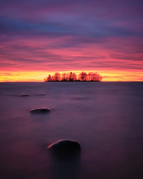 Βράχοι Στο Προσκήνιο Και Ένα Όμορφο Πολύχρωμο Ηλιοβασίλεμα Δίπλα Στη — Φωτογραφία Αρχείου