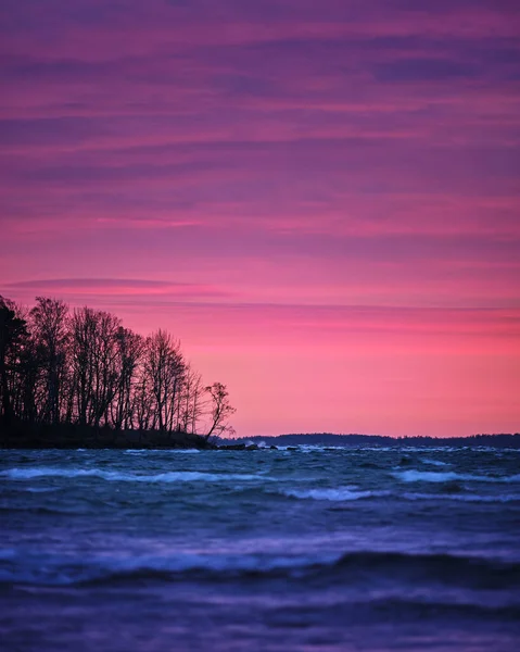 Beau Coucher Soleil Plein Couleurs Avec Une Mer Sombre Premier — Photo