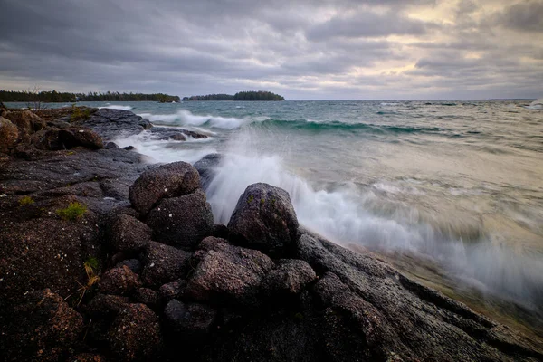 Vlny Narážející Skály — Stock fotografie