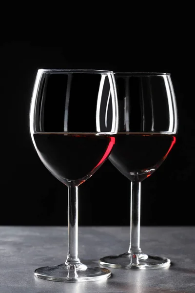Metnin Için Fotokopi Alanı Olan Bir Tahtada Iki Kırmızı Şarap — Stok fotoğraf