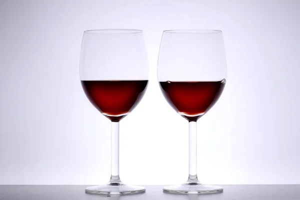 Dois Copos Vinho Fundo Branco Com Espaço Cópia Para Seu — Fotografia de Stock