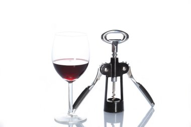 beyaz arkaplanda izole edilmiş kırmızı şarap kadehi ve tirbuşon metin için kopyalama alanı