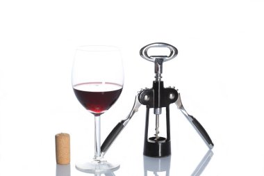 beyaz arkaplanda izole edilmiş kırmızı şarap kadehi ve tirbuşon metin için kopyalama alanı