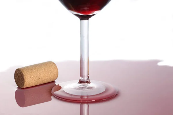 Detalhe Close Uma Taça Vinho Tinto Com Vinho Tinto Derramado — Fotografia de Stock