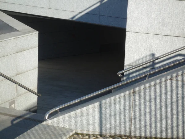 Modern Şehir Binasında Boş Taş Merdivenler — Stok fotoğraf