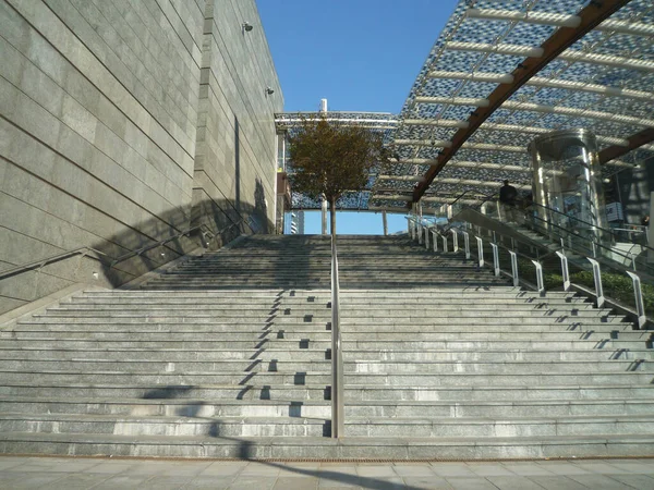 空の石の階段Ina現代都市の建物 — ストック写真
