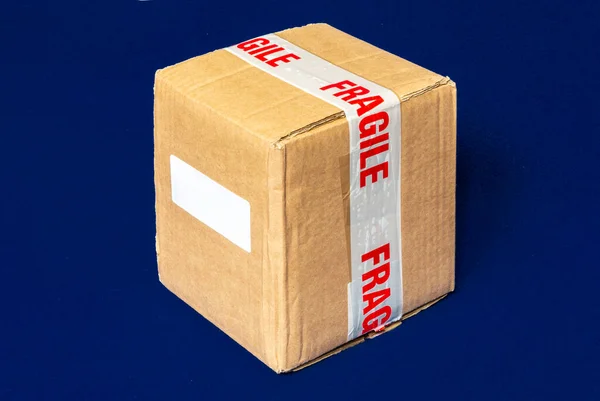 Una Caja Cartón Bien Envuelta Con Cinta Adhesiva Que Indica —  Fotos de Stock