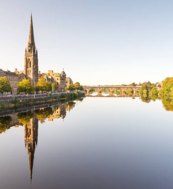St Matthews Kilisesi, Tay Nehri, Perth, İskoçya İngiltere 'ye yansıyor.