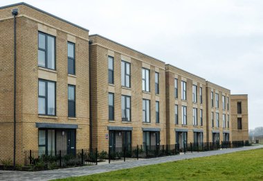 Trumpington Meadows, Güney Cambridge, İngiltere 'de yeni tamamlanmış bir dizi daire.