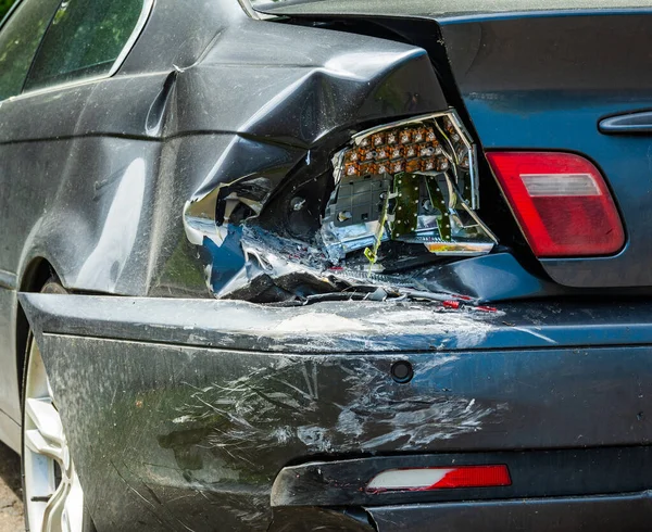 Kırık Işıkları Çizik Kaportası Olan Bir Arabanın Hasarlı Arka Köşesi — Stok fotoğraf