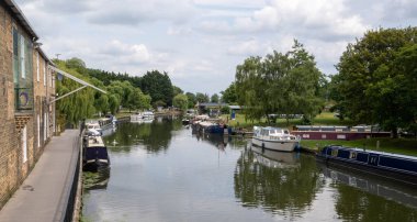 Ely, Cambridgehire, İngiltere - 26 Temmuz 2021 - Ely 'de insanlar kilidi açtıktan sonra özgürlüklerin tadını çıkarırken