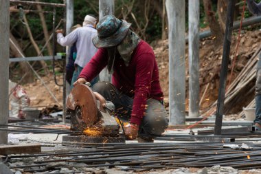 İşçi çelik parmaklıkları kesiyor..