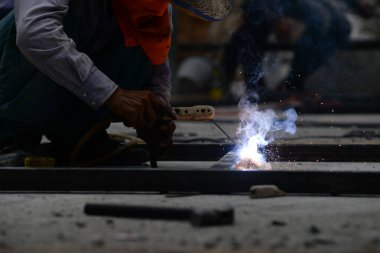 İşçi inşaatta çelik kaynak yapıyor..