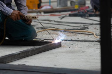 İşçi inşaatta çelik kaynak yapıyor..