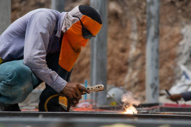 İşçi inşaatta çelik kaynak yapıyor..