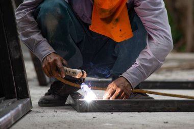 İşçi inşaatta çelik kaynak yapıyor..