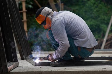 İşçi inşaatta çelik kaynak yapıyor..