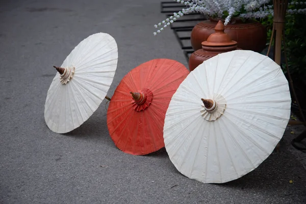 竹製の紙傘と紙 — ストック写真