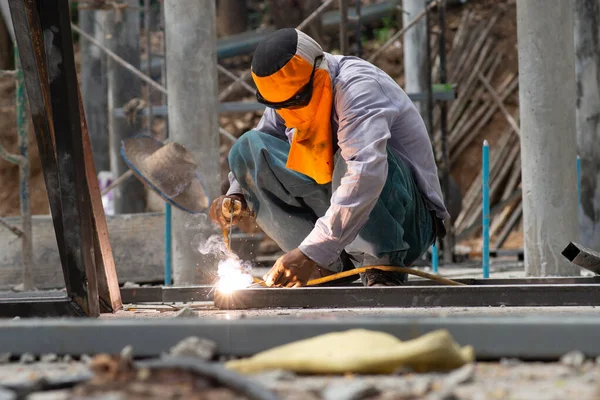 Trabalhador Está Soldando Aço Construção — Fotografia de Stock