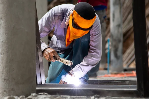 Trabalhador Está Soldando Aço Construção — Fotografia de Stock