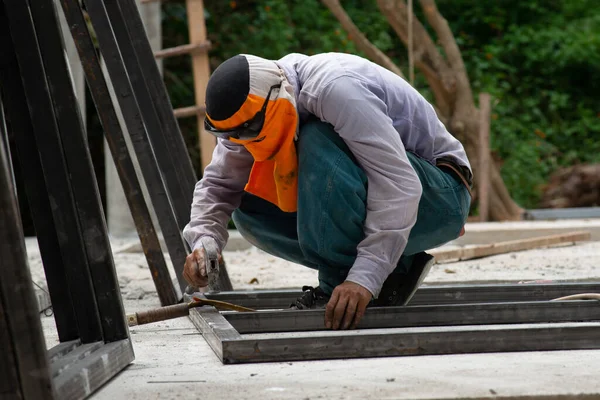 Trabalhador Está Soldando Aço Construção — Fotografia de Stock