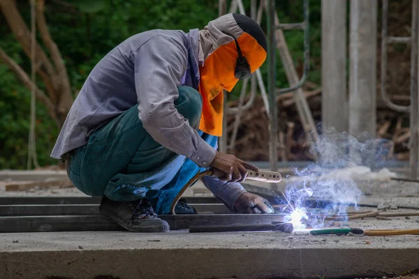 Trabalhador Está Soldando Aço Construção — Fotografia de Stock