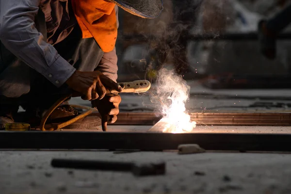 Der Arbeiter Schweißt Stahl Der Konstruktion lizenzfreie Stockbilder