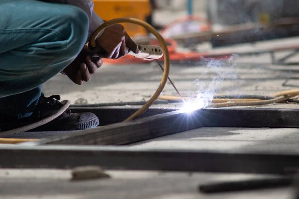 Der Arbeiter Schweißt Stahl Der Konstruktion lizenzfreie Stockfotos