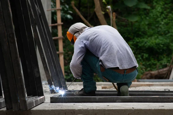 Trabalhador Está Soldando Aço Construção — Fotografia de Stock