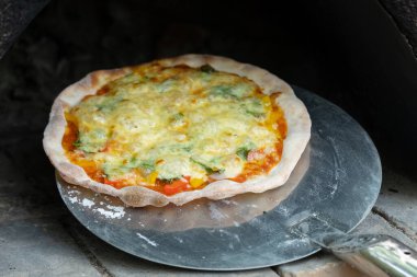 Şef tatil için ev yapımı pizza yapar. Sosisli ve Mozzarella peynirli klasik İtalyan pizzası.