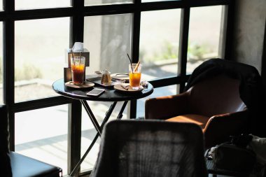 Drama, duygusal olarak boş ve eğer COVID salgını geri dönerse kafede insanlar olmadan.