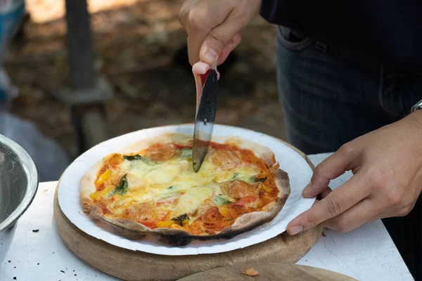 Klasyczna Włoska Pizza Domowej Roboty Szef Kuchni Robi Pizzę Domowej — Zdjęcie stockowe