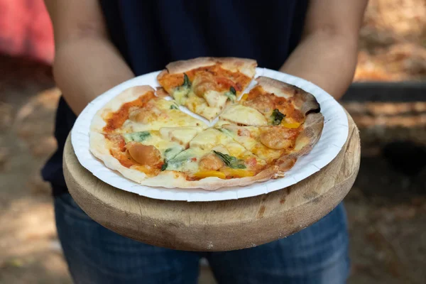 Şef Tatil Için Yapımı Pizza Yapar Sosisli Mozzarella Peynirli Klasik