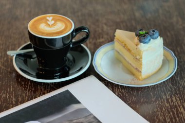 kapuçino ve yaban mersinli kek.