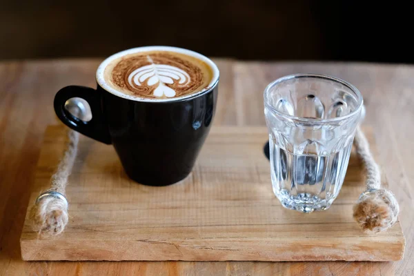 Tazas Café Capuchino Agua Tibia Sirvieron Juntos Una Bandeja Madera —  Fotos de Stock