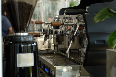 Kahve dükkanında antika kahve makinesi.