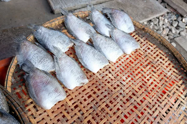 Markette Satılık Kurutulmuş Tuzlu Küçük Kız Balığı Harman Sepetinde Güzelce — Stok fotoğraf