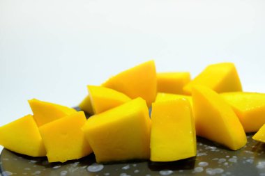 Siyah seramik tabakta olgun mangolar..