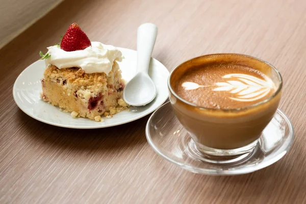 Cappuccino kahveli çilekli kek..