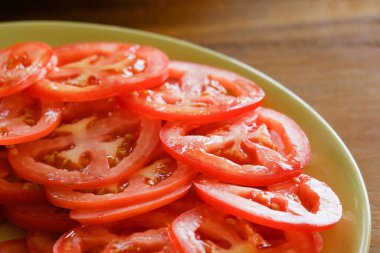 Tabakta taze domates dilimi..