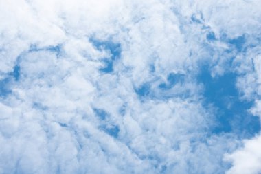 Mavi gökyüzü ve mavi arkaplanda beyaz boya gibi görünen bulutlar..