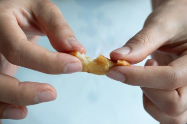 Ev yapımı Churros kısa çubuğu. Çurolar şeker serpiştirilmiş hamur kızartılır. Uzun bir bara benziyor ve yendiğinde sıcak çikolata ya da kahve sütüyle ıslatılıyor..