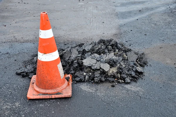 Verkehrskegel und Asphaltberge — Stockfoto