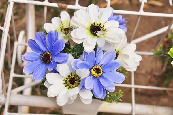 Синьо-білі пластикові квіти — стокове фото