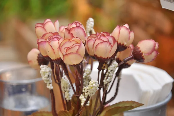 Pequenas rosas artificiais — Fotografia de Stock