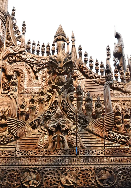 Schnitzereien auf dem shwenandaw kyaung Tempel in Mandalay — Stockfoto