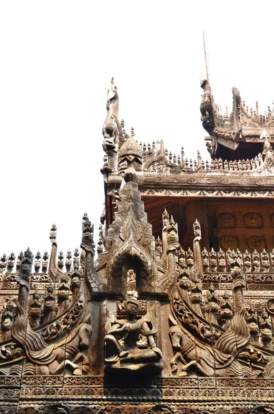 Schnitzereien auf dem shwenandaw kyaung Tempel in Mandalay — Stockfoto