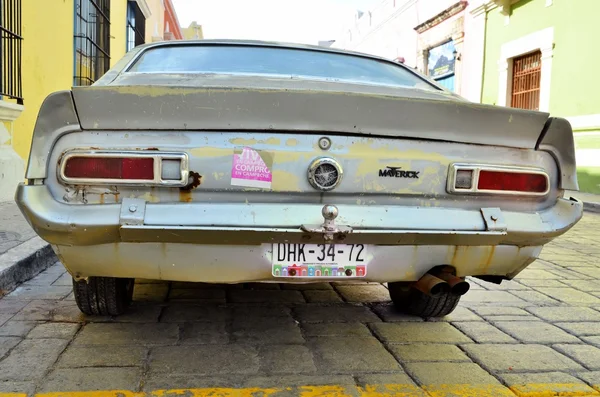 Campeche, Mexique - 18 février 2014 : Une rue de Campeche endommagée par une vieille voiture Maverick — Photo