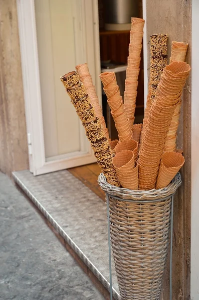 Cesta de helado crujiente cono — Foto de Stock