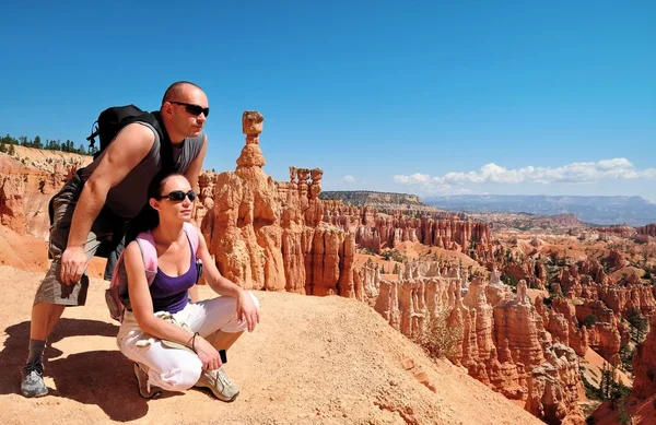 Para wychodzą na Bryce Canyon — Zdjęcie stockowe